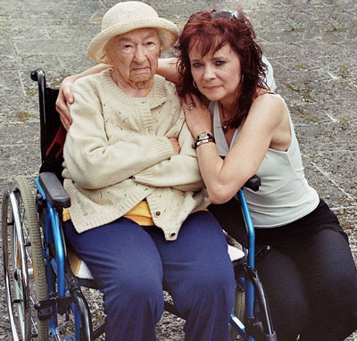 Claudia mit ihrer Oma