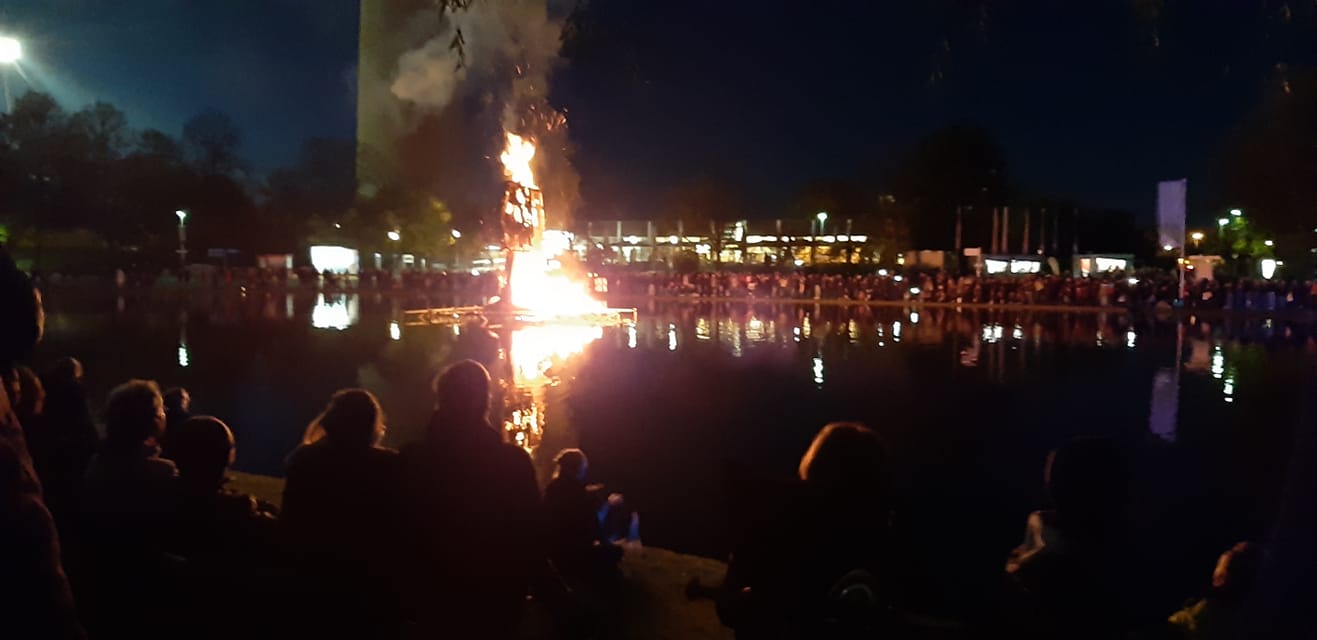 Am Olympiasee mit dem brennenden Wicker Man.